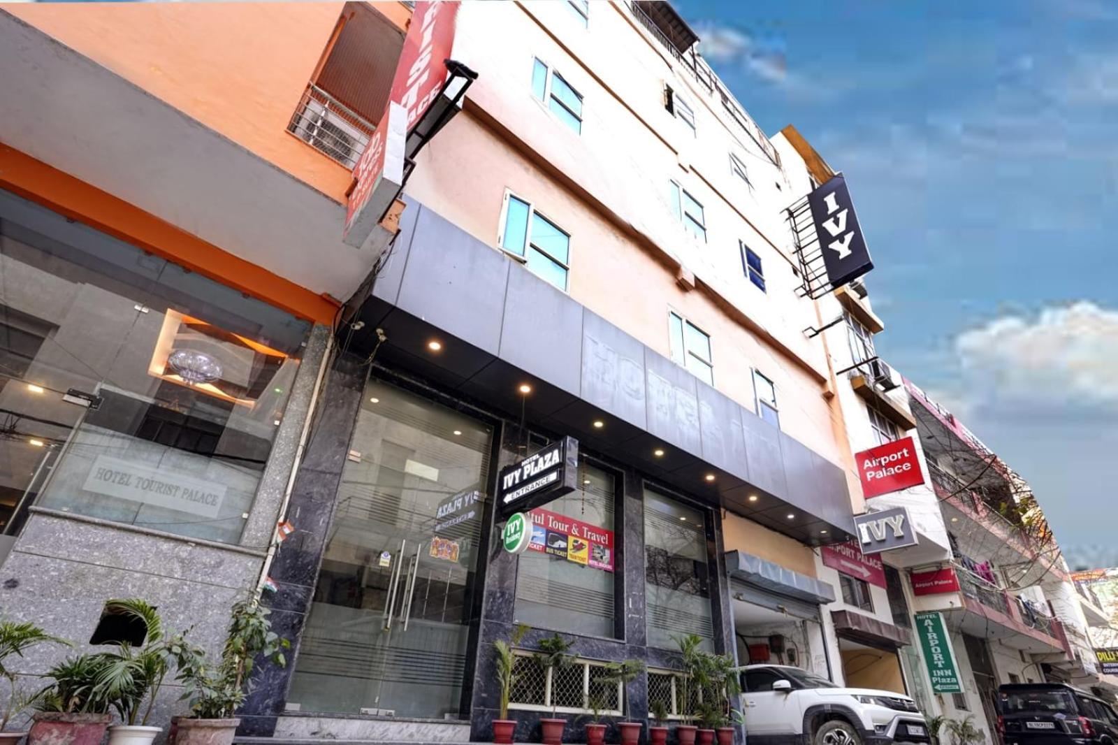 Hotel Ivy Plaza Near Igi Airport Yeni Delhi Dış mekan fotoğraf