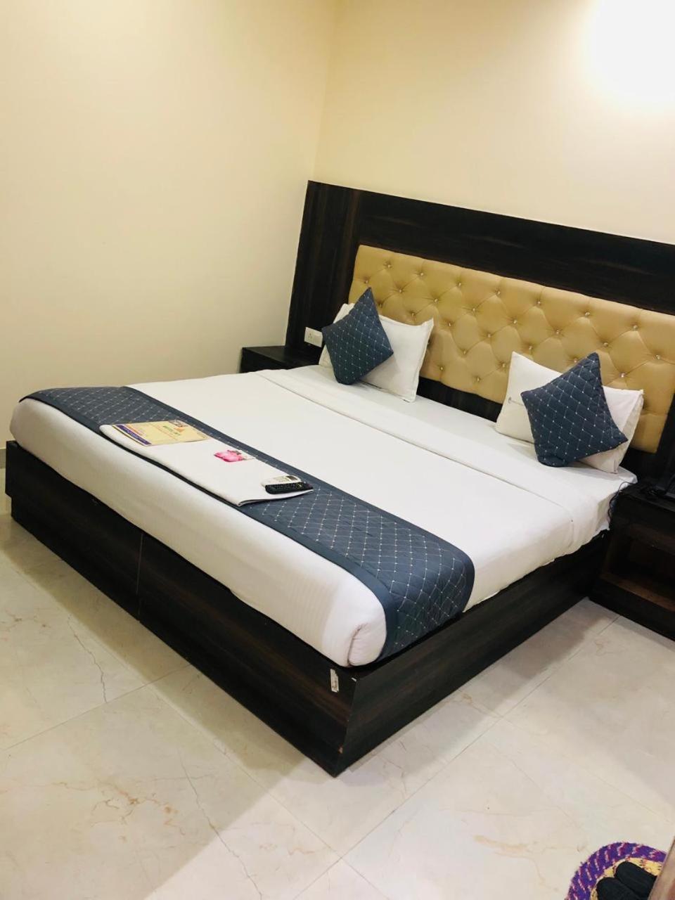 Hotel Ivy Plaza Near Igi Airport Yeni Delhi Dış mekan fotoğraf
